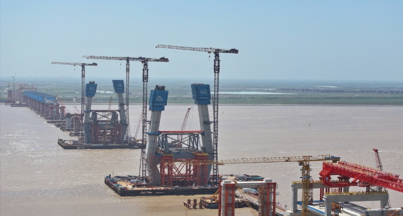 江蘇啟東： 崇啟公鐵長(zhǎng)江大橋主塔高度突破百米